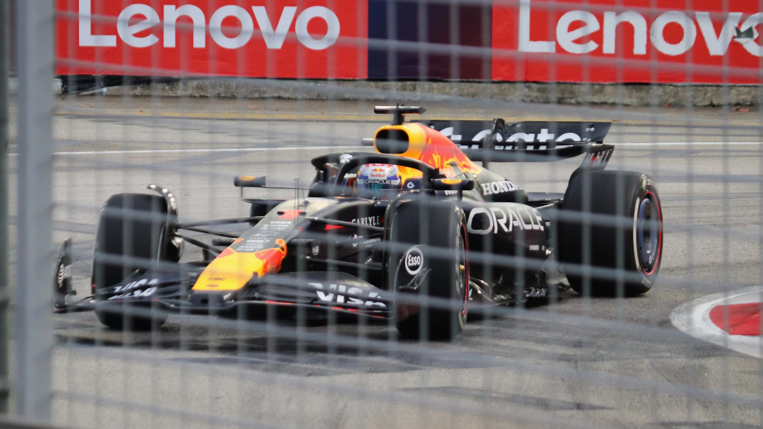 Max Verstappen con el buzo de Red Bull en el circuito callejero de Marina Bay durante un fin de semana del Gran Premio de Singapur.