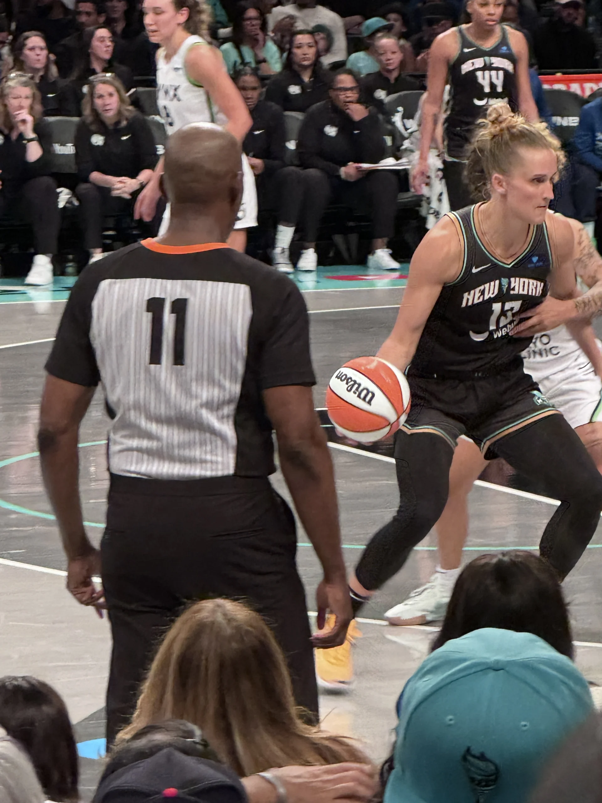 Olivia Miles, base de Minnesota Lynx, en acción durante un partido de la WNBA.